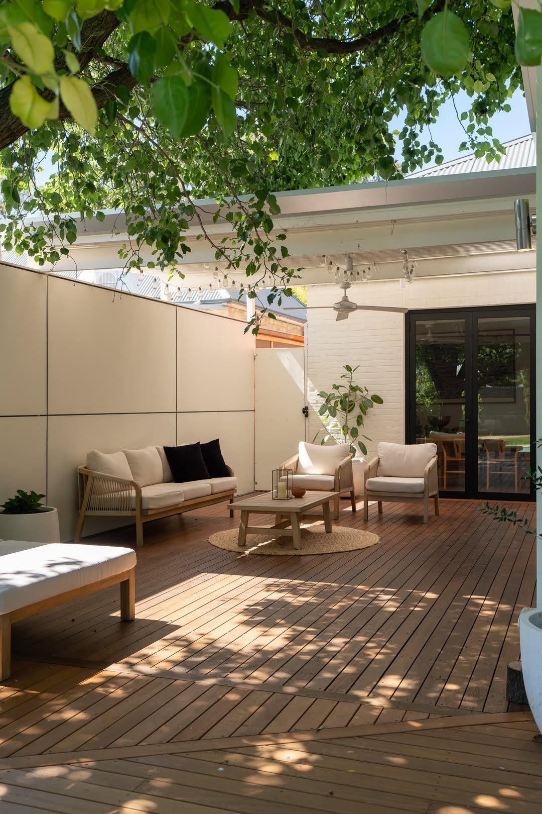 Soft Minimalism on Timber Deck – Where Calm Meets Structure